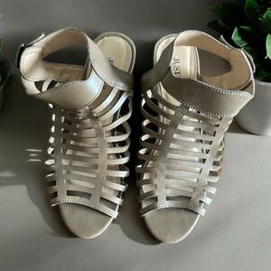 ⭐️JustFab lighter brown 5.5 heeled sandal. Gently used. Super comfy